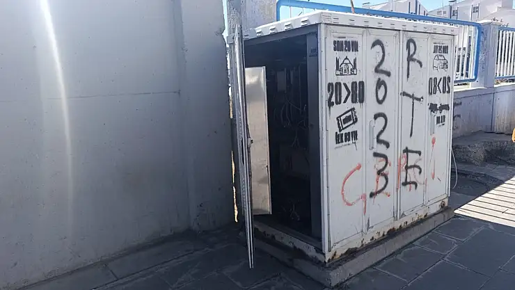 Ağrı'nın işlek caddesinde tehlikeli ihmal
