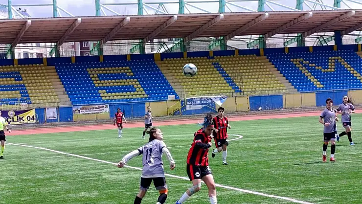 Ağrı'nın kadın futbol takımı Play-Off maçında sahadan mağlup ayrıldı