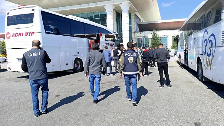 Ağrı otogarında polis ekipleri güven ve huzuru sağlamaya devam ediyor