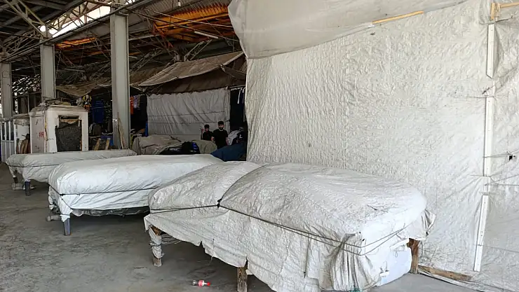 Ağrı sebze pazarında esnaf tezgâhlarını brandayla koruyor