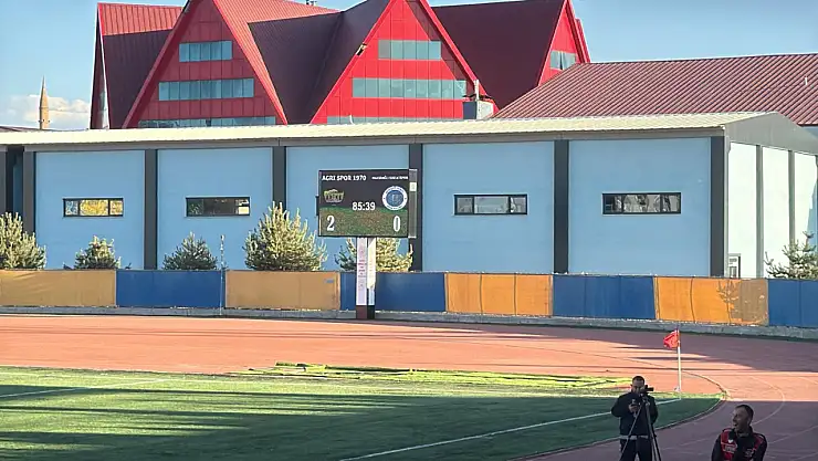 Ağrı Spor'un gençleri evinde güldü