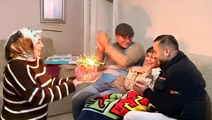 Ağrı TÜGVA Tuğba ile buluştu, pasta kesildi, hediyeler takdim edildi