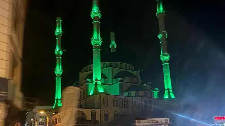 Ağrı Ulu Camii ve Merkez Camii geceleri şehrin siluetine ışık tutuyor
