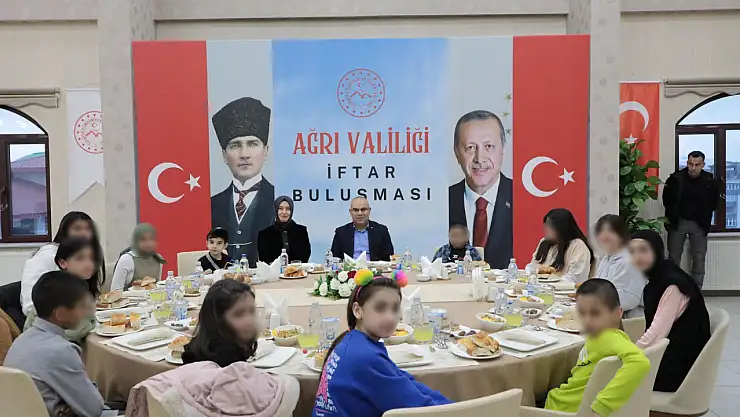 Ağrı Valisi Koç, sevgi evlerindeki çocuklarla iftarda buluştu