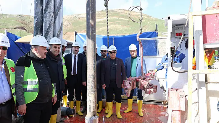 Ağrı Valisi Koç ve ASKON heyetinden Geosima sondaj sahasına ziyaret