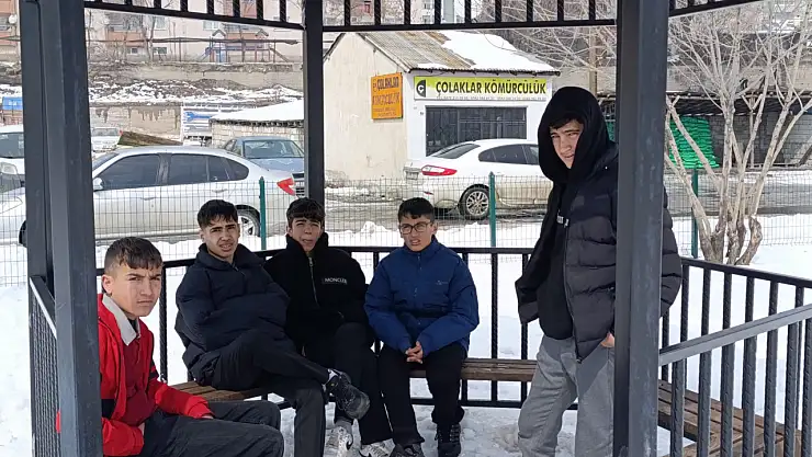 Ağrılı gençler uzun süren soğuğun ardından açık havaya koştu