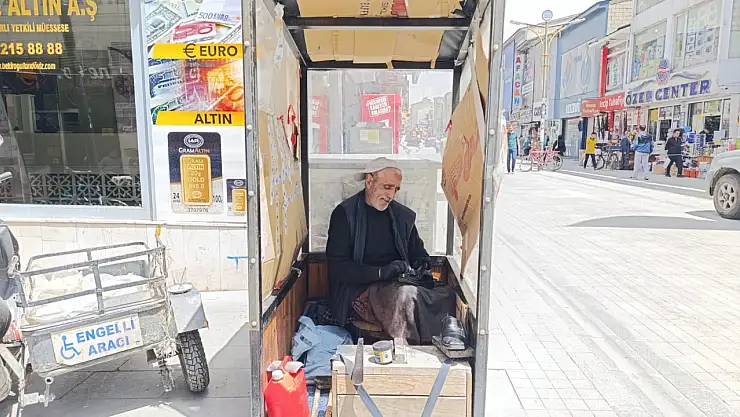 Ağrılı Hanifi Usta 20 yıldır boyadığı ayakkabılarla bayrama hazırlanıyor