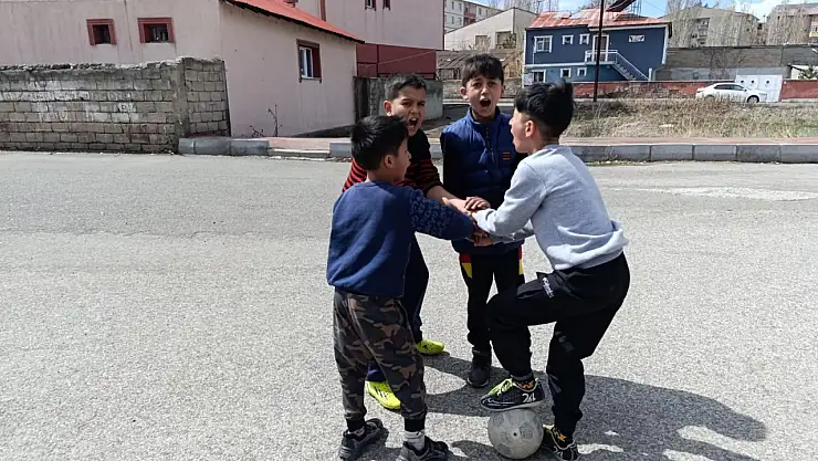 Ağrılı minikler derbi coşkusunu sokağa taşıdı, hayalleri forma oldu!