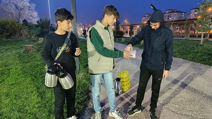 Ağrı Millet Bahçesi'nde çaylar öğrencilerden