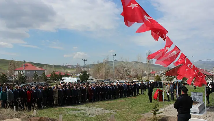 Ağrılı Şehit Cengiz Yiğit Hamur'da kabri başında anıldı