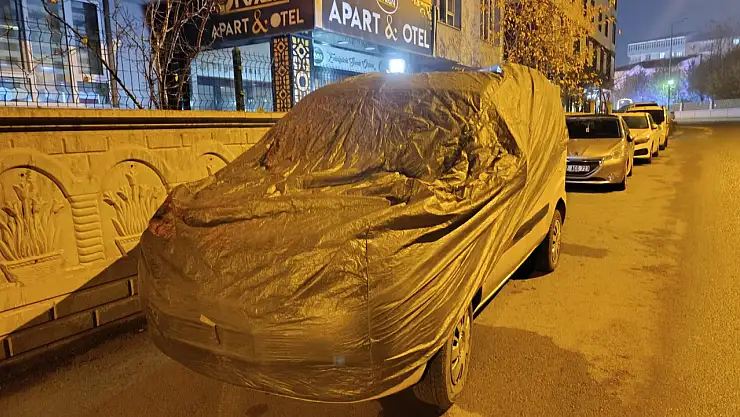 Ağrılı sürücüler araçlarını buzlanmaya karşı örtmeye başladı
