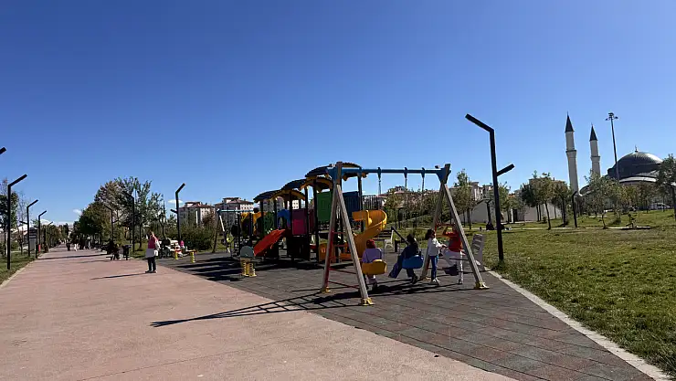 Ağrılılar güneşin tadını Millet Bahçesi'nde çıkardı