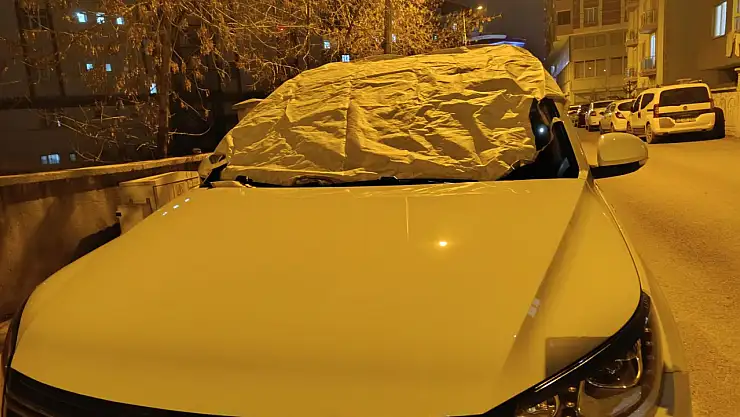 Ağrılılar kar yağmadan araçlarını örtmeye başladı