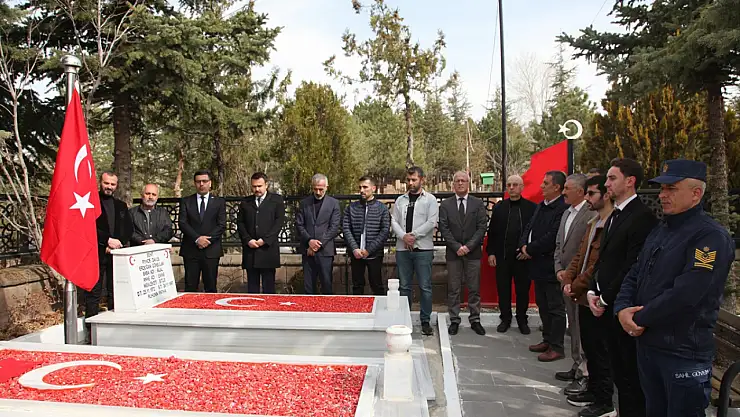 Ahlat'ta bayram sabahı şehitlikte başladı