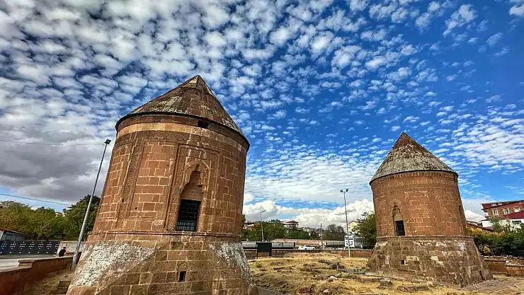 Ahlat'ta Bulut Kümeleri ve Kümbetler Harika Manzaralar Yaratıyor