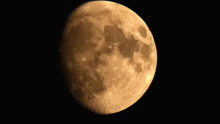 Ahlat'ta Büyüleyici Şişkin Ay Manzarası Gökyüzünde Görücüye Çıktı