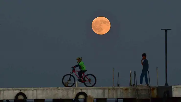 Ahlat'ta Dolunay Manzarasıyla Göl Üzerinde Unutulmaz Anlar Yaşandı