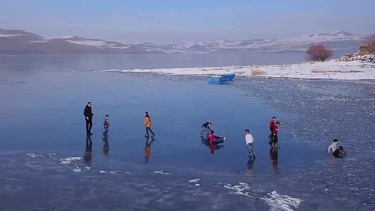 Ahlat'ta donan Nazik Gölü çocukların eğlence alanına dönüştü