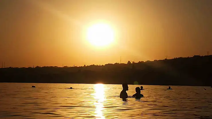 Ahlat'ta Gün Batımında Van Gölü'nde Yüzmenin Keyfi Çıkıyor