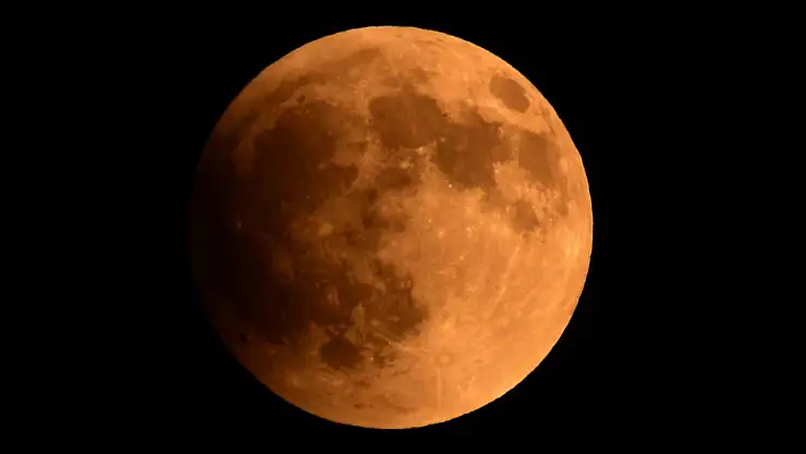 Ahlat'ta Kanlı Ay tutulması doğa fotoğrafçıları tarafından görüntülendi