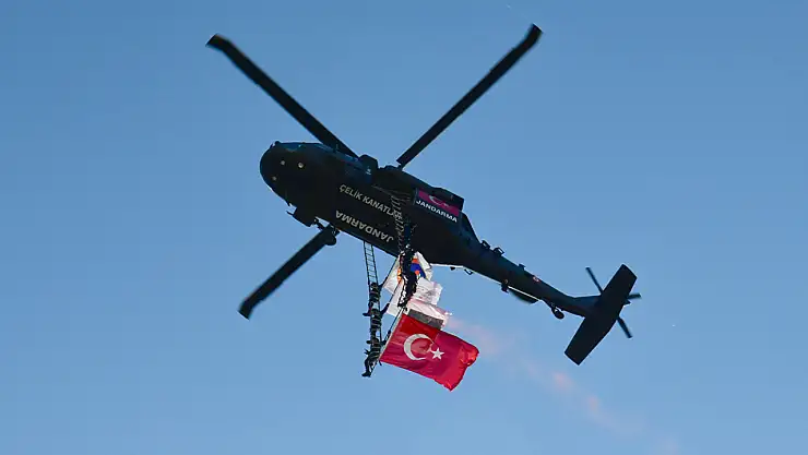 Ahlat'ta Malazgirt Zaferi kutlamalarında helikopter gösterisi büyük ilgi topladı