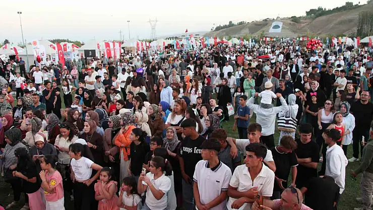 Ahlat'ta Malazgirt Zaferi'nde coşkulu halk konseri: Gürhan Ötün sahne aldı!