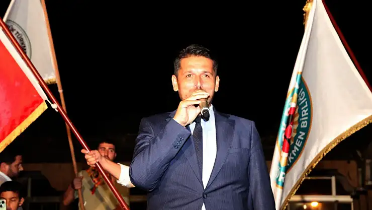 Ahlat'ta Malazgirt Zaferi'nin 954. Yılı Coşkuyla Kutlandı: Dev Türk Bayraklı Fener Alayı Gösterisi Gerçekleşti!