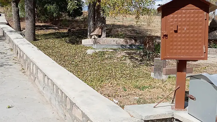 Ahlat'ta Mezarlıklarda Temizlik ve Bakım Çalışmaları Aralıksız Sürüyor
