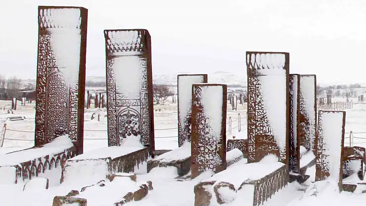 Ahlat'ta nisan karıyla kartpostallık görüntüler oluştu