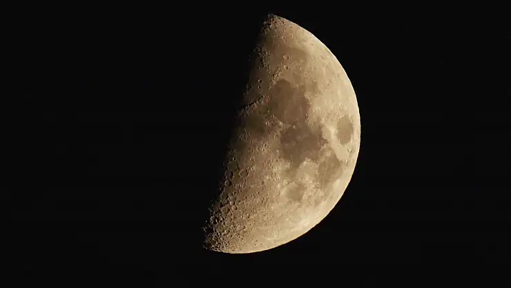 Ahlat'ta yarım ay ve karanlık gökyüzü, sanatçı Olcay'ın karelerinde görsel şölen sundu!