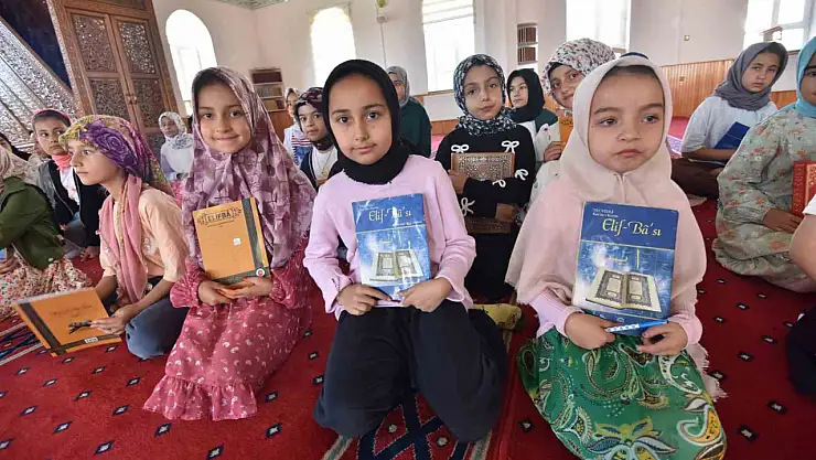 Ahlat'ta Yaz Kur'an Kursları Başladı: Öğrencilere Dondurma İkramı ile Açılış Yapıldı