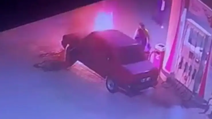 Ahlat'taki akaryakıt istasyonunda araç yangını paniğe neden oldu, yangın hızla kontrol altına alındı.
