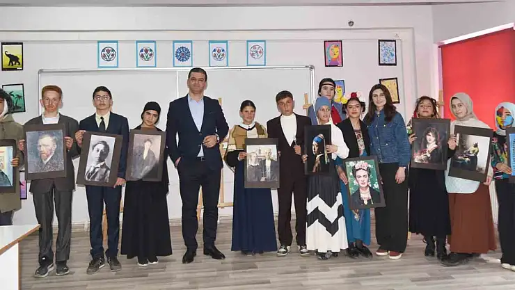 Ahlat'taki Alpaslan Ortaokulu'nda öğrencilere sanat tarihi eğitimiyle hayal gücü döküldü