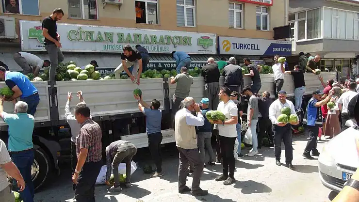 Ahlat'taki Çiftçi, 30 Ton Karpuz İle Yazı Serinletiyor!