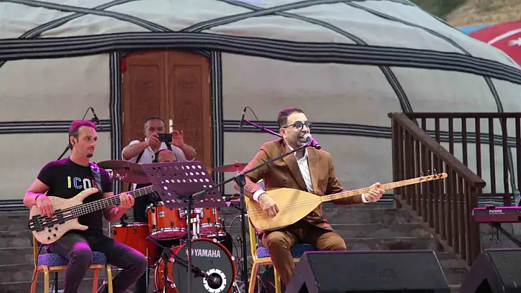 Ahlat'taki Malazgirt Zaferi etkinliklerinde İsmail Altunsaray coşkulu bir konser verdi