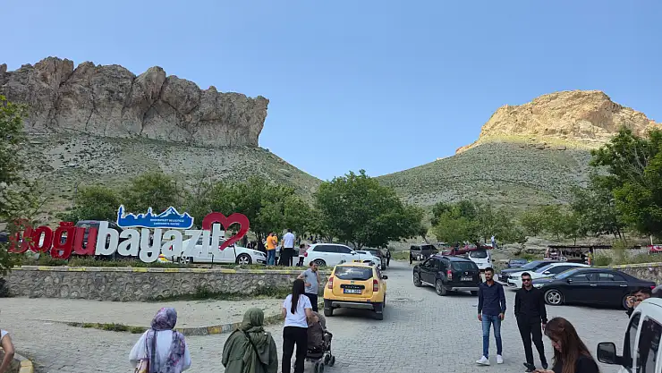 Ahmed-i Hani türbesinin çevresi bayramda adeta piknik merkezi oldu