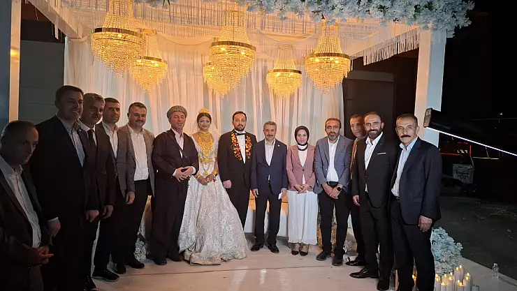 AK Parti Hakkari'de yeni evlenen çifti yalnız bırakmadı, düğün coşku dolu anlarla kutlandı