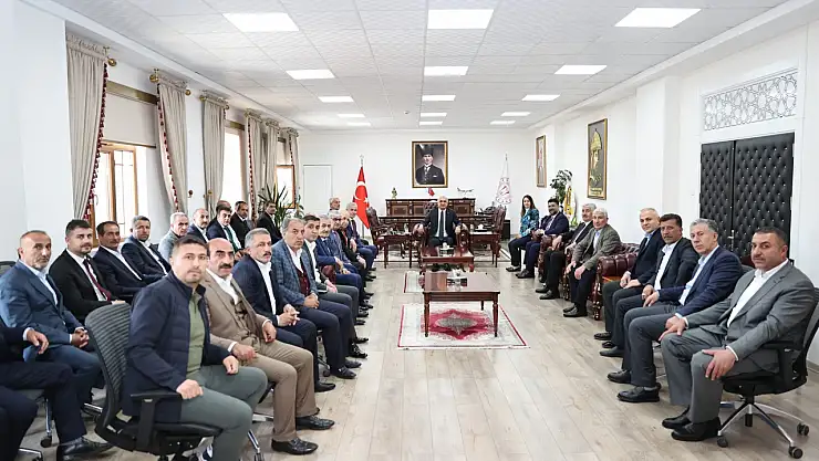 AK Parti Muş İl Başkanı Melik Emre, Yeni İl Yönetimiyle Birlikte Vali Avni Çakır'ı Ziyaret Etti