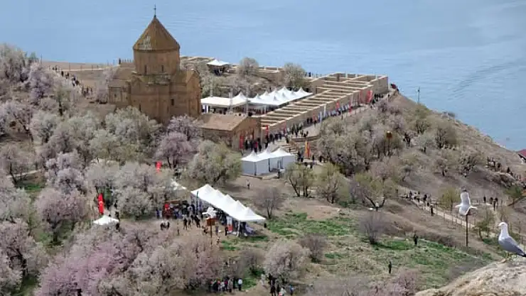 Akdamar Adası'nda 3. Badem Çiçeği Festivali başladı! İki gün sürecek etkinlik ziyaretçileri bekliyor