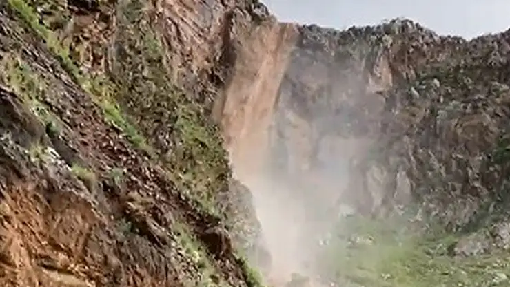 Akyaka'da Sel Felaketi: Kanyonda Şelaleler Oluştu, Caddeler Sular Altında Kaldı