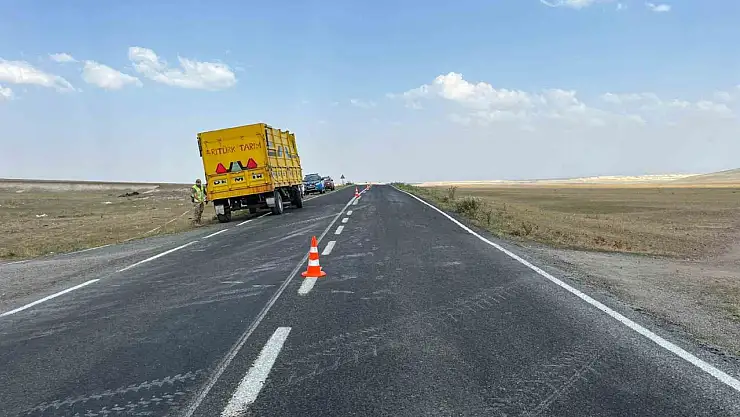 Akyaka'da traktör ile otomobil çarpıştı, maddi hasar meydana geldi