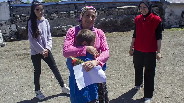 Akyaka ilkokulunda öğrenciler annelere duygusal hediye verdiği etkinlikten mutluluk dolu anlar yaşattı.