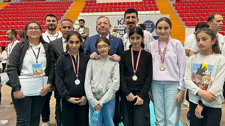 Akyaka öğrencileri Kars'ta zeka oyunlarında başarı sağlayarak Türkiye Finalleri'ne adını yazdırdı