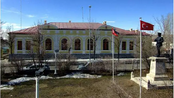 Akyaka Şehit Şeref Demir Ortaokulu Öğrencisi Hamza Tan, Kafkas Dansıyla İlgi Odağı Oldu