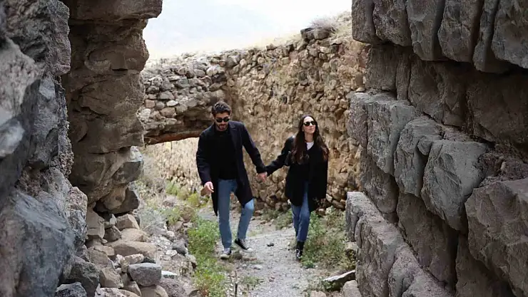 Ali Öner ve nişanlısı Oltu'da tarihi ve kültürel bir keşfe çıktı