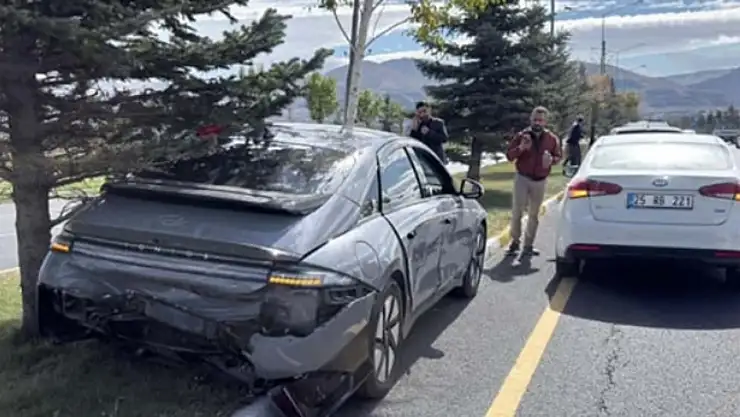 Anahtar Parti konvoyu Erzurum'da kaza yaptı