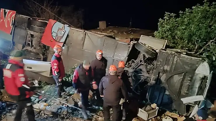 Antalya'da yolcu otobüsü şarampole devrildi: 33 yaralı