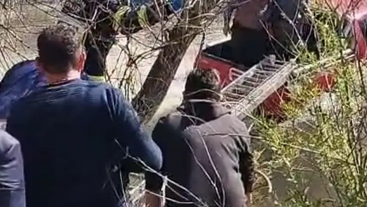 Aracıyla Dereye Uçan Sürücü Korku Dolu Anlar Yaşadı