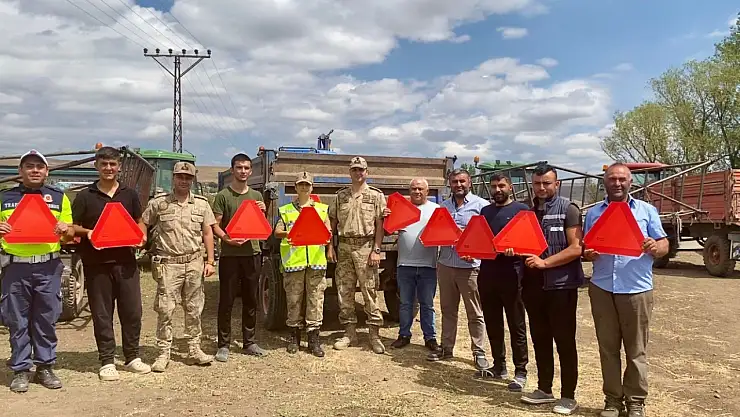 Arpaçay'da Jandarma, Çiftçilerin Bilgi Desteği İçin Sahada