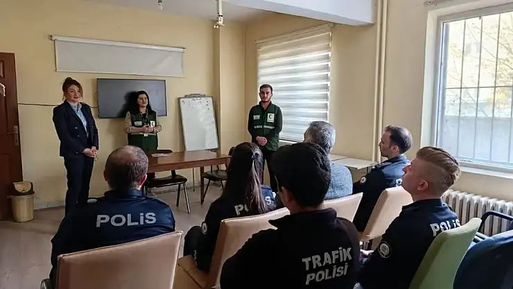 Arpaçay'da Polislerle Bağımlılıkla Mücadele Eğitimi